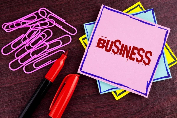 शब्द लेखन मजकूर व्यवसाय लाकडी पार्श्वभूमीवर गुलाबी चिकट नोट पेपरवर लिहिलेले नवीन प्रकल्पांसाठी विपणन आणि विक्रीसाठी व्यवसाय संकल्पना मार्कर आणि पेपर क्लिप — स्टॉक फोटो, इमेज