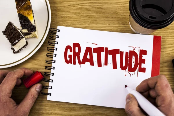 Εννοιολογική χέρι γραφή δείχνει ευγνωμοσύνη. Επαγγελματίες φωτογραφία προβάλλοντας την ποιότητα της ύπαρξης ευγνώμονες εκτίμηση ευγνωμοσύνη αναγνωρίζετε γραμμένο από τον άνθρωπο σε σημειωματάριο στο φόντο ξύλινη τούρτα και Κύπελλο. — Φωτογραφία Αρχείου