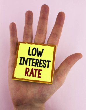 Word metin düşük faiz oranı yazma. İş kavramı Yönet para için daha az oranları kaydetmek ödeme daha yüksek yapışkan not kağıdına yazılı düz arka taraftan akıllıca yerleştirilmiş.