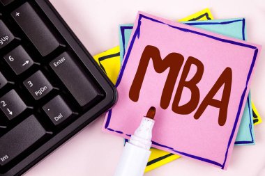 MBA gösterilen metin işareti. Kavramsal fotoğraf ana işletme peşin derecesi sonra üniversite Marker ve siyah klavye pembe yapışkan not kağıdı düz arka plan üzerinde yazılı çalışmaları.