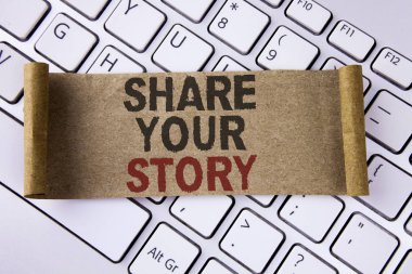 Kavramsal el payı hikayenizi gösterilen yazma. Kişisel deneyimler kendiniz hakkında hikaye anlatımı yazılı katlanmış karton kağıt parçası üzerinde konuşmak Tell vitrine iş fotoğraf klavyede yerleştirilir.