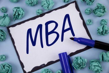 MBA gösterilen not yazma. Ana işletme peşin derecesi sonra kolej kağıt topları içinde yapışkan not kağıdına düz arka plan kalem üzerinde yazılı çalışmaları vitrine iş fotoğraf