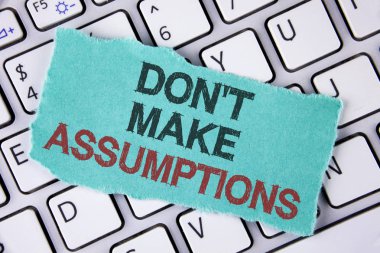 El yazısı metin yazı ne varsayımlar yapmak. İpucu alternatif gerçekler üzerinde yazılı olmadan gelecekteki olaylar yapışkan not kağıdı gözyaşı tahmin anlam kavramı Laptop yerleştirilir.