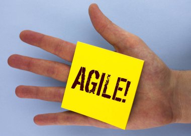 Çevik motivasyonel ara gösterilen metin işareti. Kavramsal fotoğraf geliştirme teknolojik değişim sarı yapışkan not kağıdına yazılı doğru bir çeviklik yandan düz arka plan üzerine yerleştirilen.