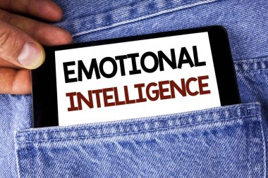 Kavramsal el duygusal zeka gösterilen yazma. İş fotoğraf metin kapasite kontrol etmek ve cep telefonu tarafından adam kot arka planda tutarak yazılı kişisel duyguların farkında olmak.