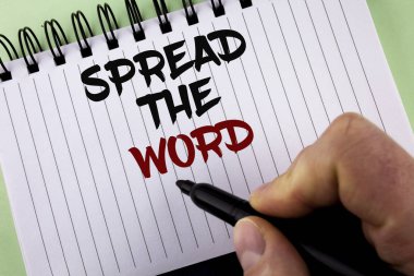 Spread Word gösterilen metin işareti. Kavramsal fotoğraf Çalıştır reklam artırmak için not defteri Marker düz arka plan üzerinde tutan adam tarafından yazılmış birçok kat satış depolamak.