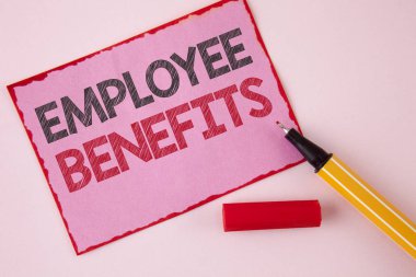 Metin işaret gösteren çalışanların sosyal haklarıyla. Avantaj işveren kavramsal fotoğraf listesini almak iş düz arka plan kalem yanındaki pembe bir yapışkan not kağıdına yazılı sigorta.