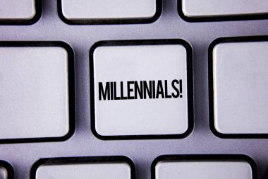 Word metin Millennials motivasyonel ara yazma. İş konseptinden nesil Y tarihi için 1980'li yıllarda 2000'lerde beyaz klavye tuşu ile kopya alanı üzerinde yazılı için. Üstten Görünüm.