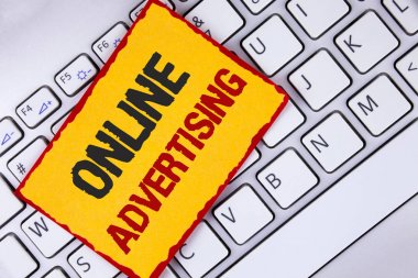 Word metin yazma Online Reklam. İş kavramı Web sitesi kampanyalar reklamlar elektronik pazarlama Seo yapışkan not kağıdına yazılı ulaşmak için dizüstü bilgisayarda yerleştirilir.