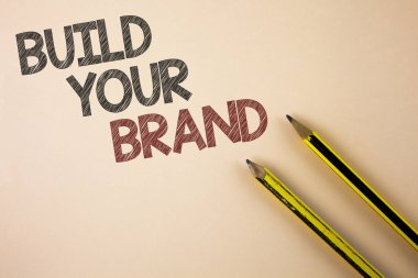 Build Your marka gösterilen not yazma. İş fotoğraf vitrine oluşturmak kendi logo sloganı Model reklam E düz arka plan kalem yanındaki yazılı pazarlama.