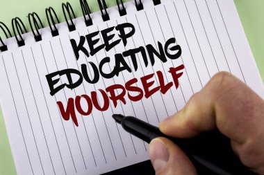 Sürekli eğitim kendine gösterilen metin işareti. Kavramsal fotoğraf daha iyi geliştirmek öğrenme durdurmak asla teşvik etmek not defteri Marker düz arka plan üzerinde tutan adam tarafından yazıldı.