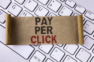 Kavramsal el Pay Per Click gösterilen yazma. Klavyede reklamlar Reklam Seo pazarlama katlanmış karton kağıt parçası üzerinde yazılı ziyaretçilerden para almak showcasing iş fotoğraf yerleştirilir.