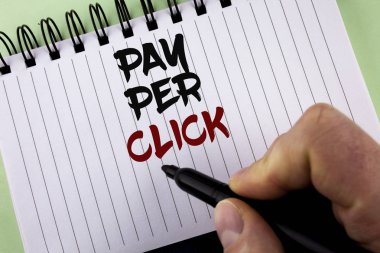 Pay Per Click gösterilen metin işareti. Kavramsal fotoğraf reklamlar Reklam Seo Pazarlama Not defteri Marker düz arka plan üzerinde tutan adam tarafından yazıldı ziyaretçilerden para almak.
