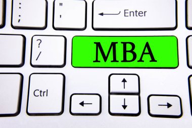Word metin yazma Mba. İş kavramı ana işletme peşin derecesi sonra üniversite yeşil anahtar düğme üstünde beyaz klavye üzerinde kopya alanı ile yazılı çalışmaları için. Üstten Görünüm.