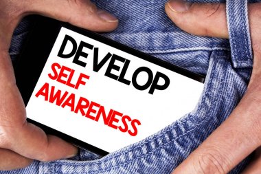 Öz bilinci geliştirmek yazma el yazısı metin. Tarafından adam kot arka planda tutarak cep telefonu ekran üzerinde yazılı olayları çevreleyen hakkında bilgileriniz geliştirmek anlam kavramı.