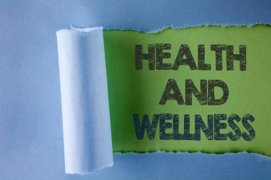Kavramsal el sağlık ve Wellness gösterilen yazma. İyi durumda sağlıklı gıda egzersiz içecek su gözyaşı katlanan kağıt altında düz yeşil arka plan üzerinde yazılı olmak iş fotoğraf metin.