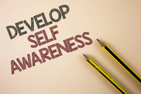 Написание заметки, показывающей развитие самосознания. Демонстрация деловых фотографий улучшает Ваши информационные данные об окружающих событиях, написанные на фоновом изображении Карандаши рядом с ним
.