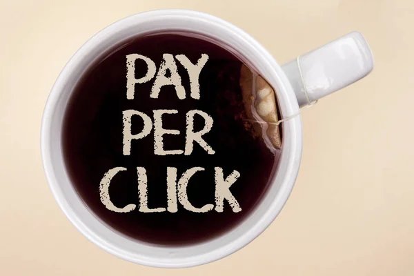 Escritura a mano de texto Pay Per Click. Concepto significado Obtener dinero de los visitantes Anuncios Publicidad SEO Marketing escrito en Tea in a Cup en el fondo llano Tea Bag . — Foto de Stock