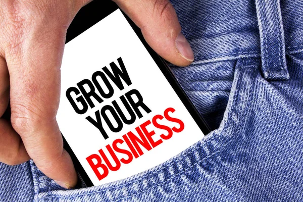 Écriture conceptuelle montrant Grow Your Business. Photo d'affaires mettant en valeur améliorer votre travail agrandir l'entreprise surmonter les concurrents écrits sur la tenue de téléphone mobile par l'homme le fond Jeans . — Photo