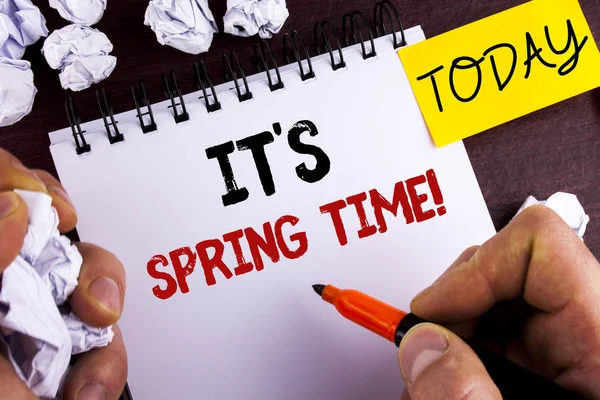 Handgeschriebener Text, es ist Frühling. Konzept bedeutet Monat mit tollem Wetter sonnige Blumen geschrieben von Mann auf Notizblock auf hölzernem Hintergrund heute Papierkugeln. — Stockfoto