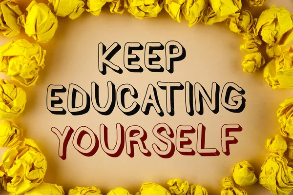 Textschild mit der Aufschrift "Keep Education yourself". konzeptionelle Foto nie aufhören zu lernen, besser zu verbessern ermutigen auf einfachem Hintergrund in gelben Papierkugeln geschrieben. — Stockfoto