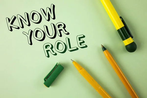 Γραφή κειμένου Word ξέρουν το ρόλο σας. Επιχειρηματική ιδέα για Ορισμός θέσης στην εργασία ή ζωή καριέρα τους στόχους ζωής ενεργή γραμμένο σε απλό πράσινο φόντο στυλό δίπλα. — Φωτογραφία Αρχείου