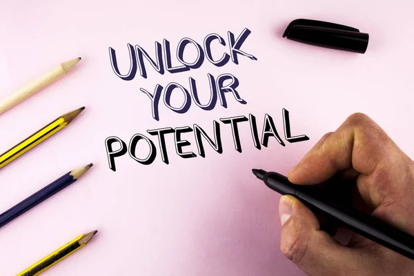 Word tekst intoetsen Unlock Your Potential. Businessconcept voor Reveal talent ontwikkelen vaardigheden persoonlijke vaardigheden Toon geschreven door Man op effen achtergrond houden Marker potloden ernaast. — Stockfoto