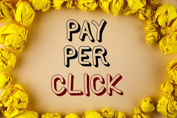 显示每次单击时支付的文本符号。概念照片获取钱从游客广告广告 Seo 营销在纯背景下写在黄色的纸球. — 图库照片