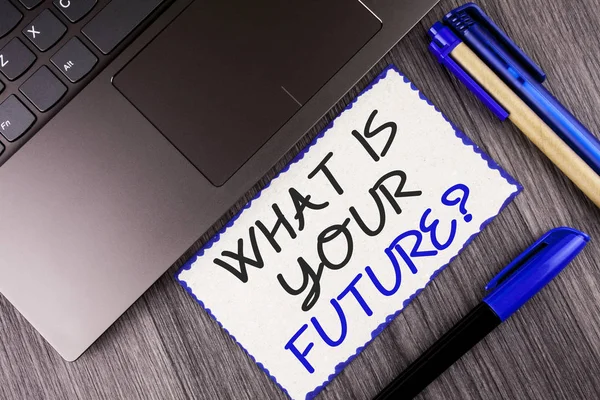 Szó, mi van a jövőben kérdés szöveg írása. Üzleti koncepció Hol látod magad a következő években írt, fehér Öntapadó jegyzet könyv a fából készült háttér Laptop markerek — Stock Fotó
