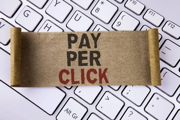 Conceptuele hand schrijven weergegeven: Pay Per Click. Zakelijke foto presentatie krijg geld van bezoekers advertenties reclame Seo Marketing geschreven op een stuk karton papier gevouwen geplaatst op toetsenbord. — Stockfoto