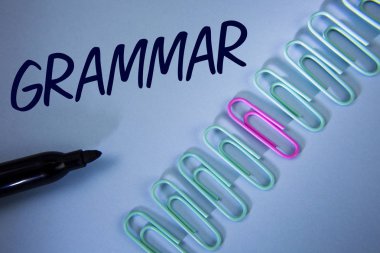 Word yazma metin dilbilgisi. Sistemi ve yapısı bir dil doğru düzgün yazma düz mavi arka plan üzerinde ataç ve damgalı yanında yazılı kurallar için iş kavramı.
