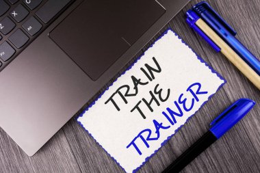 Word metin tren antrenör yazma. İş kavramı öğrenme tekniği öğretmenler kendileri ahşap arka plan Laptop işaretleri beyaz yapışkan not kağıtta yazılı olan öğrenciler için