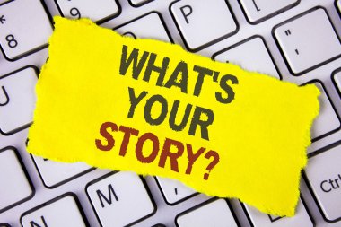 Ne Your hikaye soru gösterilen metin işareti. Kavramsal fotoğraf sana söyleyeyim kişisel geçmiş beyaz klavyede yerleştirilen gözyaşı yapışkan not kağıt üzerinde yazılı hikaye anlatımı deneyimler. Üstten Görünüm.