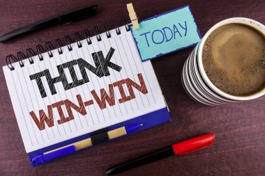 Metin yazma düşünüyorum kazan-kazan kelime. Not etmek üstünde ahşap arka plan bugün küçük kalem Marker kahve fincanı üzerinde yazılı yararları elde etmek için her iki ortaklarına için müzakere stratejisi için iş kavramı