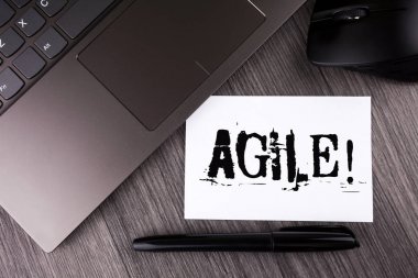 Çevik motivasyonel ara gösterilen not yazma. Geliştirme teknolojik değişim yapışkan not kağıdına ahşap arka plan Laptop fare kalem yazılmış doğru bir çeviklik vitrine iş fotoğraf