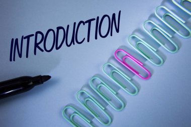 Word yazma metin giriş. Belgenin bir sunum üzerinde düz mavi arka plan ataç ve damgalı yanında yazılı bir hedef kitleye ilk bölümü için iş kavramı.