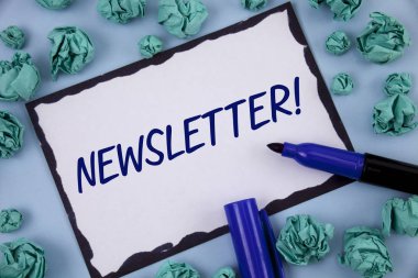 Bülten motivasyonel ara gösterilen not yazma. Yapışkan not kağıdına düz arka plan kalem kağıt topları içinde yazılı grubu üyeleri tarafından düzenli olarak gönderilen bülten vitrine iş fotoğraf