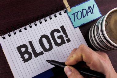 Blog motivasyonel ara yazma el yazısı metin. Bloglama websites üstünde not etmek Marker el ahşap tutan adam tarafından yazılmış bugün Kupası arka plan için hazırlama, çekici içerik anlam kavramı.