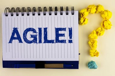 Word metin çevik motivasyonel ara yazma. Kalem yanındaki sormak için geliştirme teknolojik değişim defter kitap düz arka plan üzerinde yazılı doğru bir çeviklik için iş kavramı.