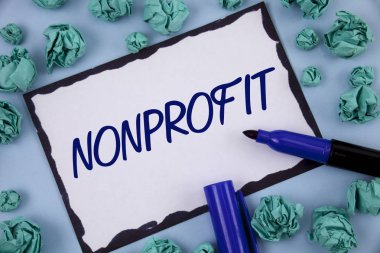Nonprofit gösterilen not yazma. Yapışkan not kağıdına düz arka plan kalem kağıt topları içinde yazılı executor için gelirleri elde edebilirim faaliyetleri vitrine iş fotoğraf