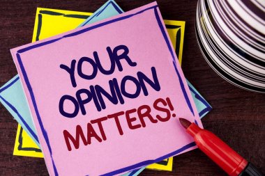 Metin yazma Your görüş konularda motivasyonel ara kelime. İş kavramı müşteri geribildirim yorumları için önemli ahşap arka plan Kupası pembe bir yapışkan not kağıdına ve damgalı yanında yazılı