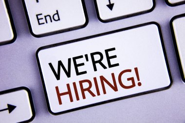 Çoğu işe motivasyonel dediğimiz yazma el yazısı metin. İşgücü istedim yeni çalışanlar beyaz klavye anahtar üzerinde kopya alanı ile yazılı işe alım anlam kavramı. Üstten Görünüm.