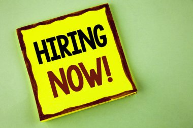 İşe hemen motivasyonel arayın gösterilen not yazma. İşgücü istedim yeni çalışanlar düz arka plan sarı yapışkan not kağıdına yazılı işe alım vitrine iş fotoğraf.