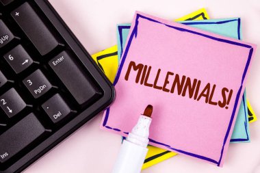 Millennials motivasyonel ara gösterilen metin işareti. Kavramsal fotoğraf nesil Y tarihi 1980'lerde Marker ve siyah klavye pembe yapışkan not kağıdı düz arka plan üzerinde yazılı 2000'lerin için.