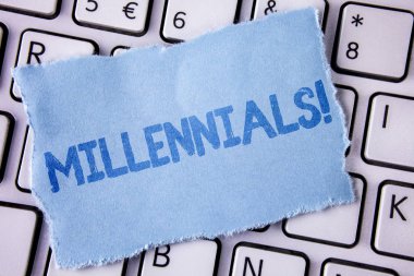 Word metin Millennials motivasyonel ara yazma. İş konseptinden nesil Y tarihi için 1980'li yıllarda 2000'lerde gözyaşı yapışkan not kağıt parçası üzerinde yazılı için beyaz klavyede yerleştirilir. Üstten Görünüm.