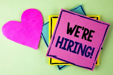 Çoğu işe motivasyonel dediğimiz gösterilen not yazma. İşgücü istedim yeni çalışanlar üzerinde düz arka plan kalp yanında pembe yapışkan not kağıdına yazılı işe alım vitrine iş fotoğraf.