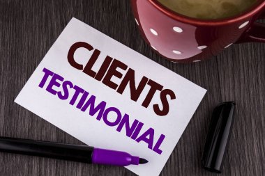 Word yazı metni müşteri Övgüleri. Müşteriler kişisel deneyimler değerlendirmeleri görüşleri ahşap arka plan Kupası Marker beyaz yapışkan not kağıdına yazılı geribildirim için iş kavramı