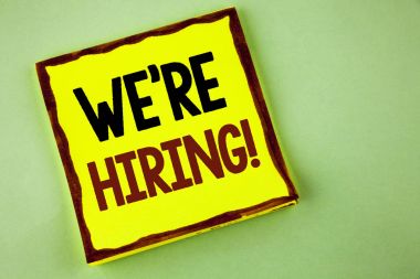 Çoğu işe motivasyonel dediğimiz gösterilen not yazma. İşgücü istedim yeni çalışanlar düz arka plan sarı yapışkan not kağıdına yazılı işe alım vitrine iş fotoğraf.