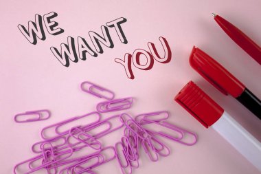 Biz Want You gösterilen not yazma. Yardım istedim işçiler işe alım danışmanlığı düz pembe kalem Marker ve kağıt Pins yanında yazılı istihdam vitrine iş fotoğraf.