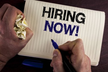 İşe hemen motivasyonel arayın gösterilen not yazma. İşgücü istedim yeni çalışanlar adam tarafından defter kitap ahşap arka plan kalem buruşuk kağıt üzerinde yazılı işe alım vitrine iş fotoğraf